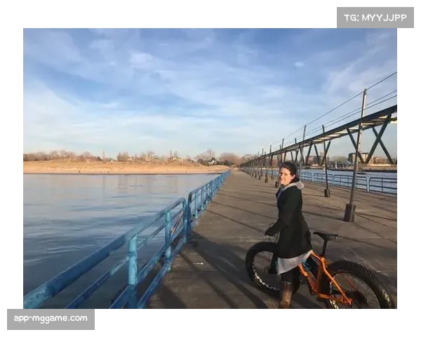 英国弗拉瑟尔单杠领奖台笑容满面，铜牌成绩创个人最佳